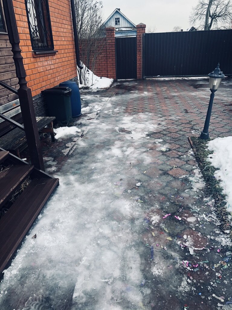 С крыльца выходишь на чистый лед.