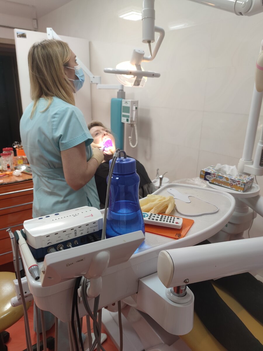 так прикольно смотрится под таким светом моя вставная челюсть:) прямо голливуд:)