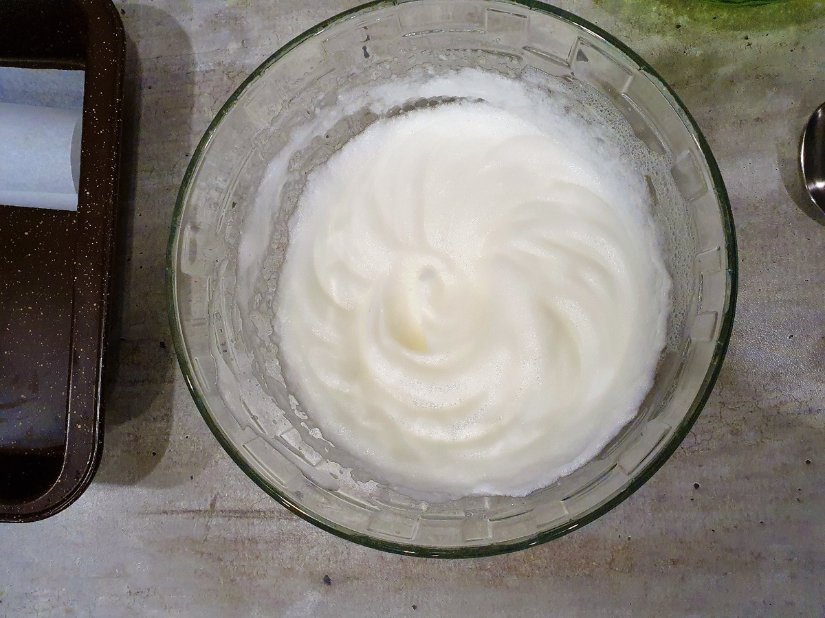 Белки взбиты в густой крем.