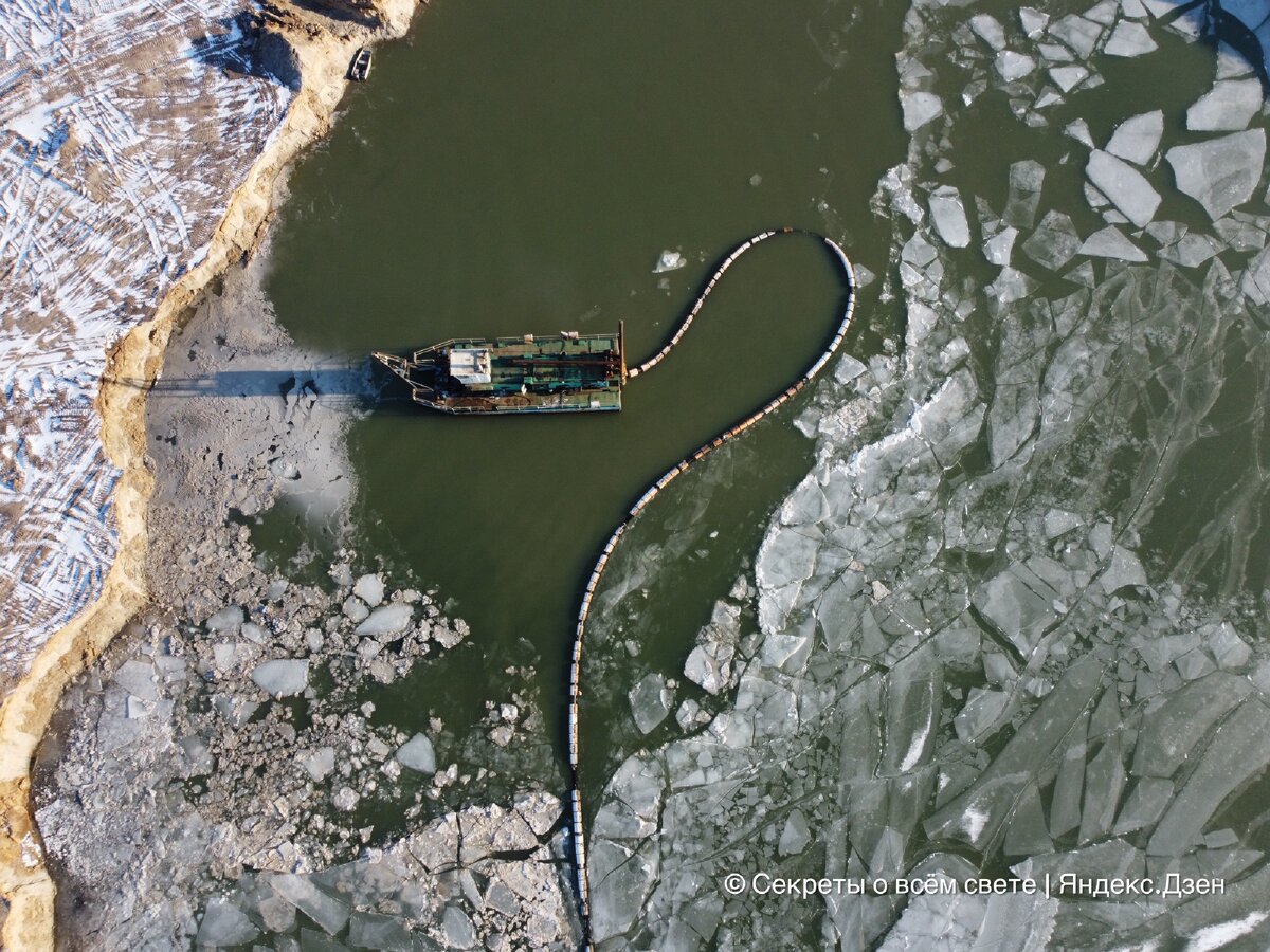 Земснаряд в карьере. Вид сверху 