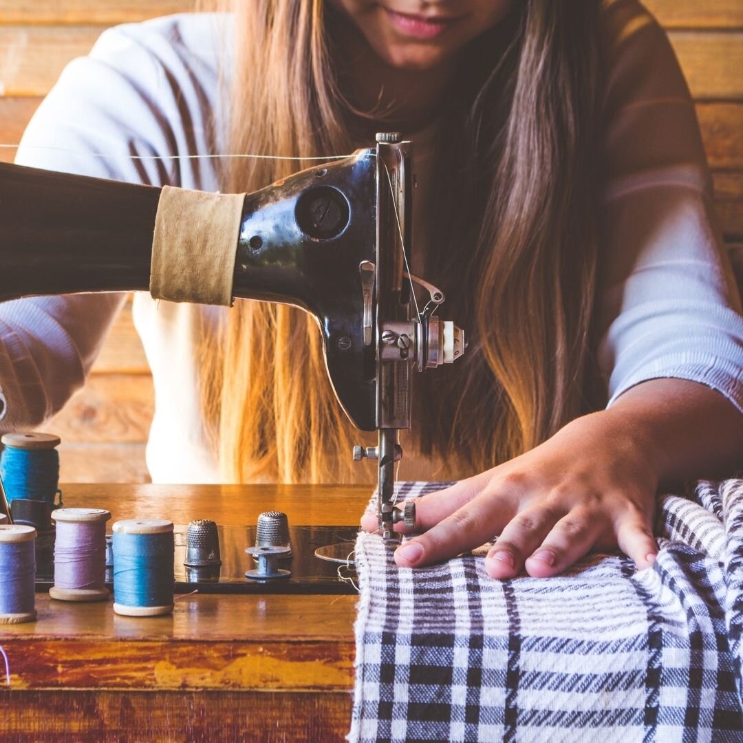 Все эти строчки и смена ниток - пытка. Фото с фотостока Canva.