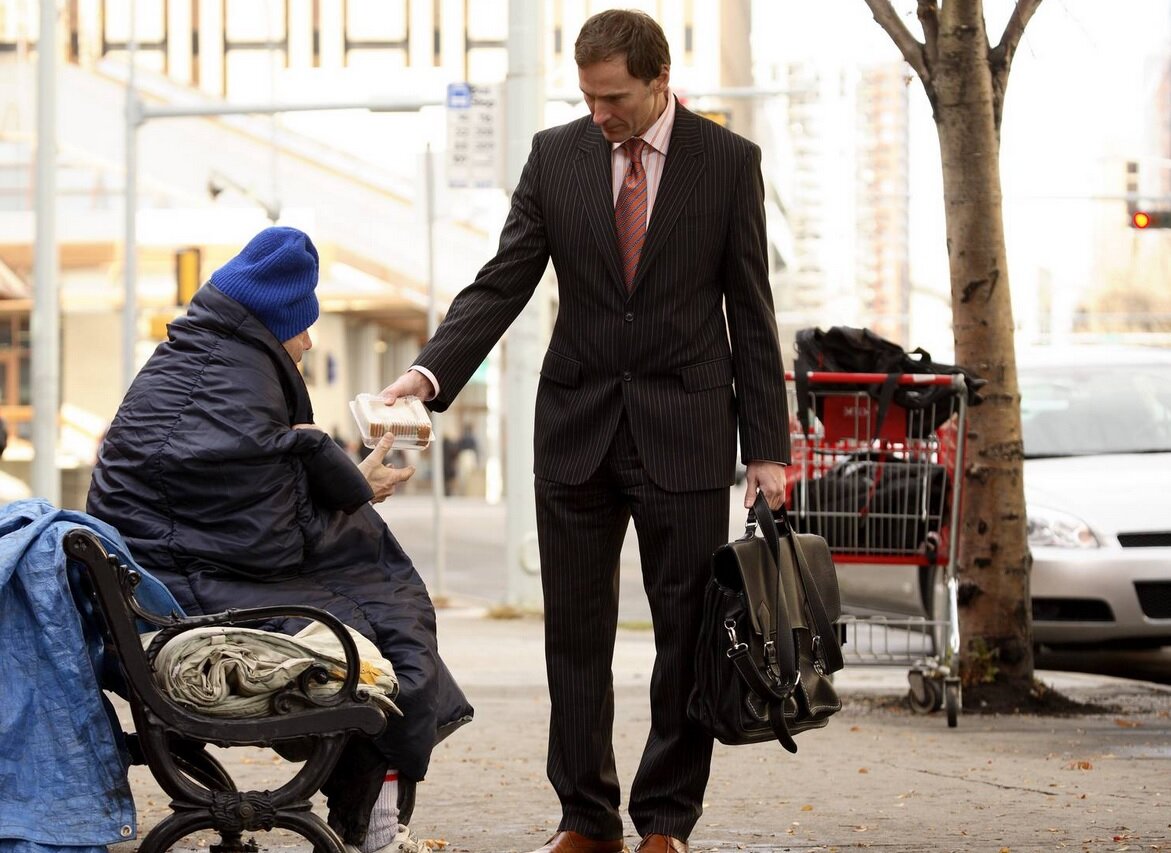 Между этими людьми социальная дистанция, хотя физически они находятся сейчас рядом. Фото из открытого источника в Яндексе.