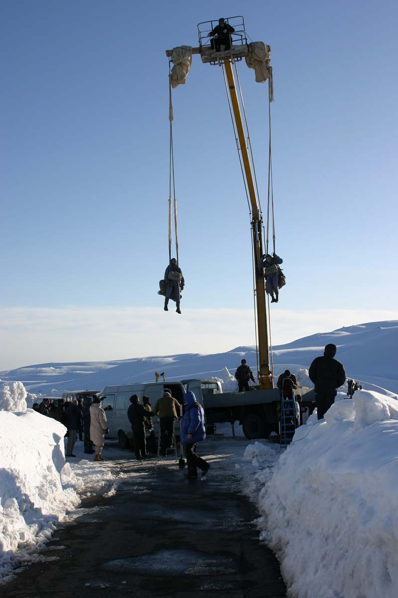 Фильм сволочи армения. Сволочи александр головин кадры. Сволочи 2006 александр головин. Съемки сволочи. Кф сволочи.