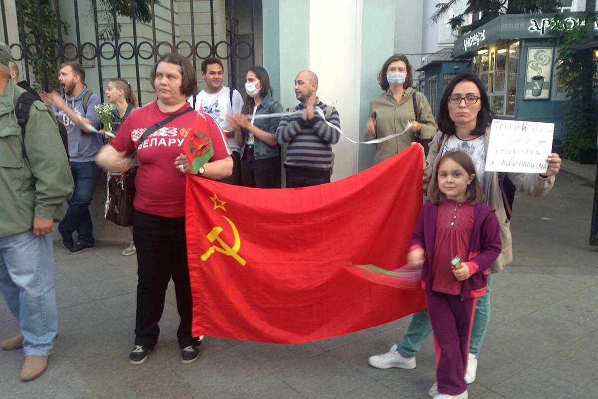 Контрпикет московских коммунистов напротив посольства Беларуси заслонил белоленточный пикет в поддержку бчб-оппозиции. 