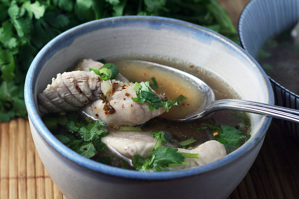 6 порций 35 мин (ваши 35 мин ) Простой рецепт ухи из карася. У карася, как и у других речных рыбёшек, много костей. Но зато какой шикарный бульон даёт речная рыба!