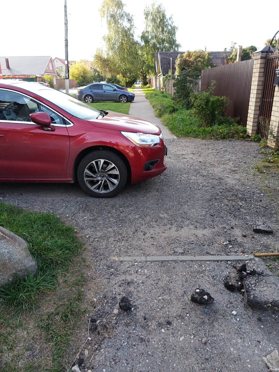 Товарищ как бы намекает. Фото автора.