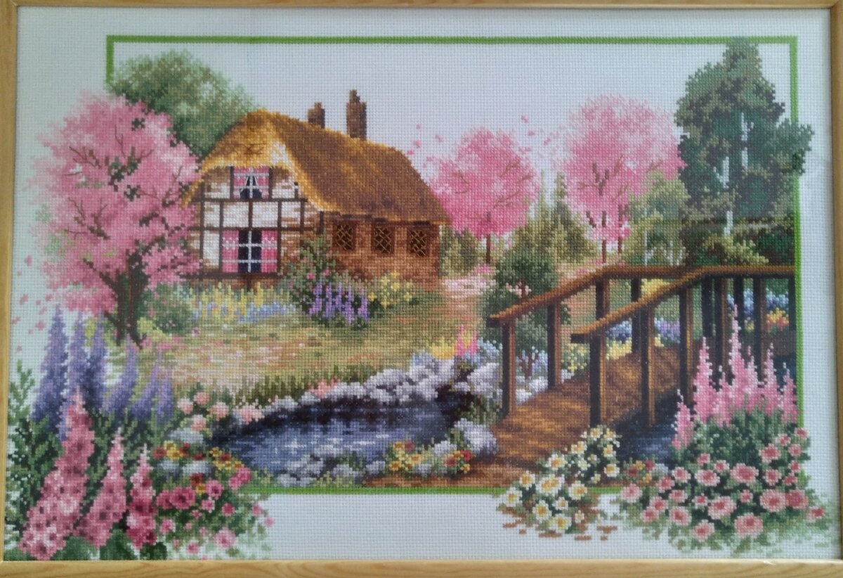 На самом деле домик ярче, чем на фото