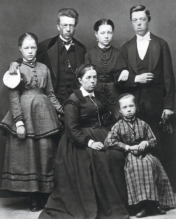 Сельма Лагерлёф (слева) с семьёй, 1872 год