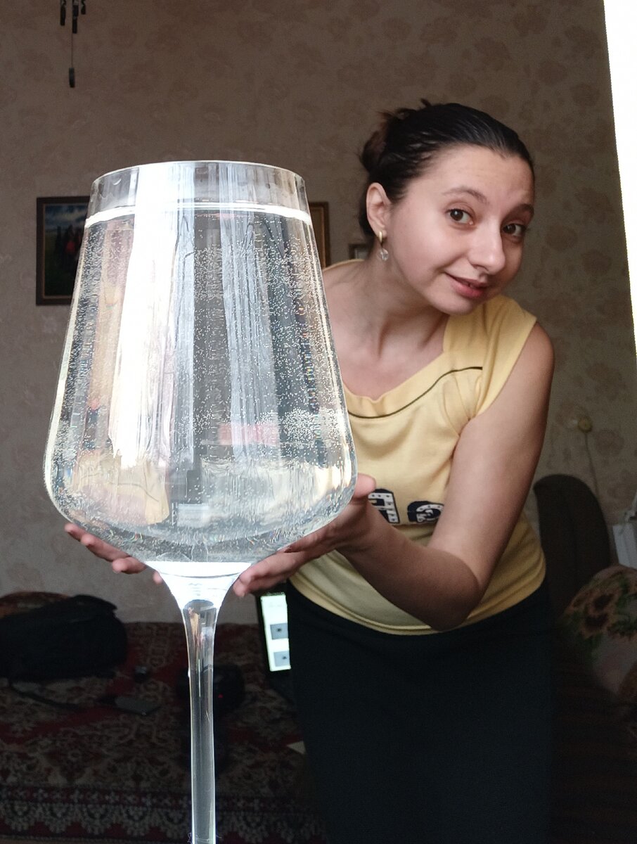 Огромный бокал