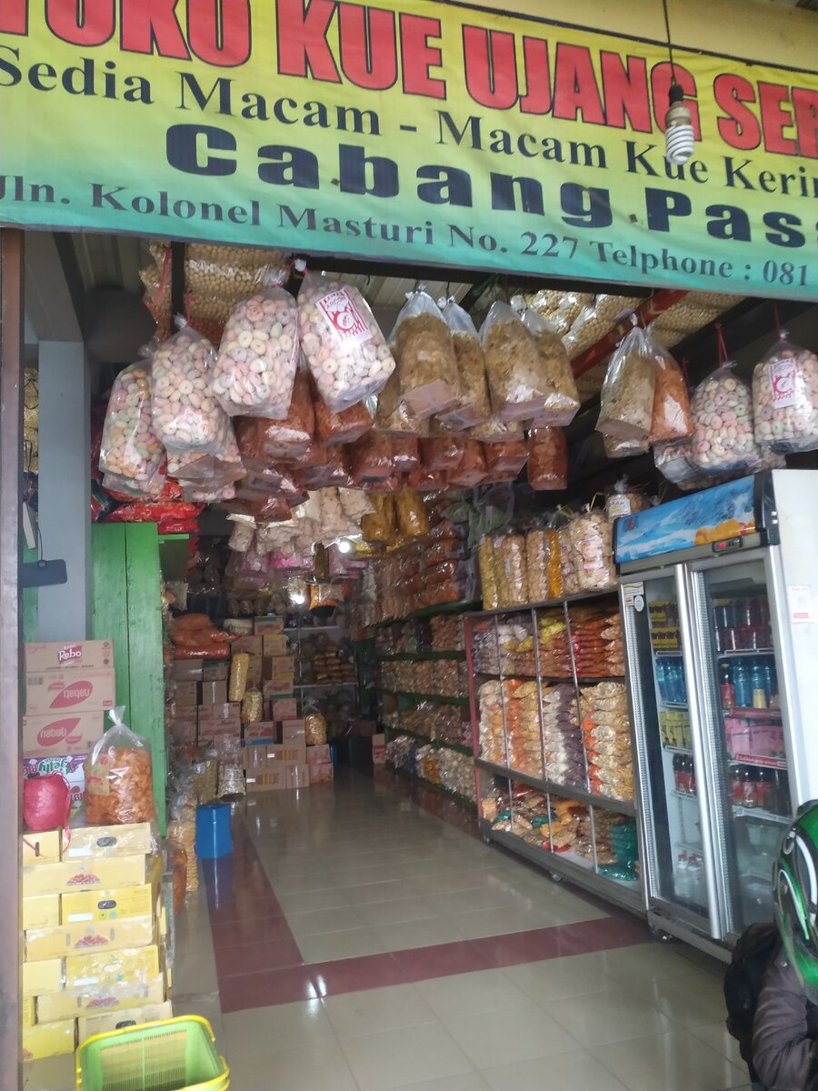Магазин крепика и печенья на улице Колонел Мастури, Чимахи, Западная Ява