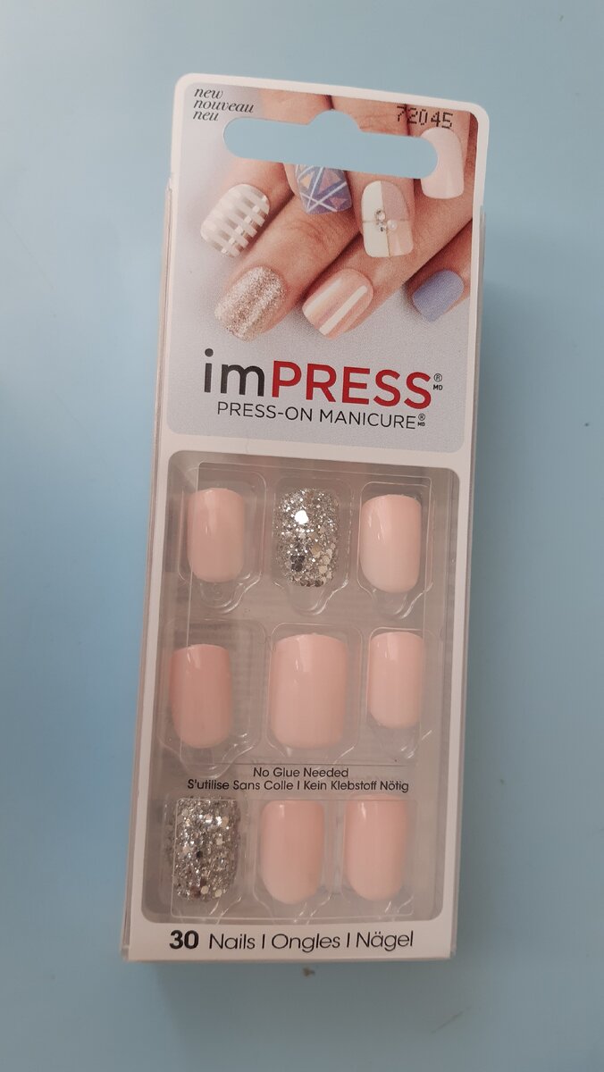 вот так выглядит упаковка. В комплекте 30 ноготков разного размера, пилочка, спиртовая салфетка и апельсиновая палочка. Все что нужно.