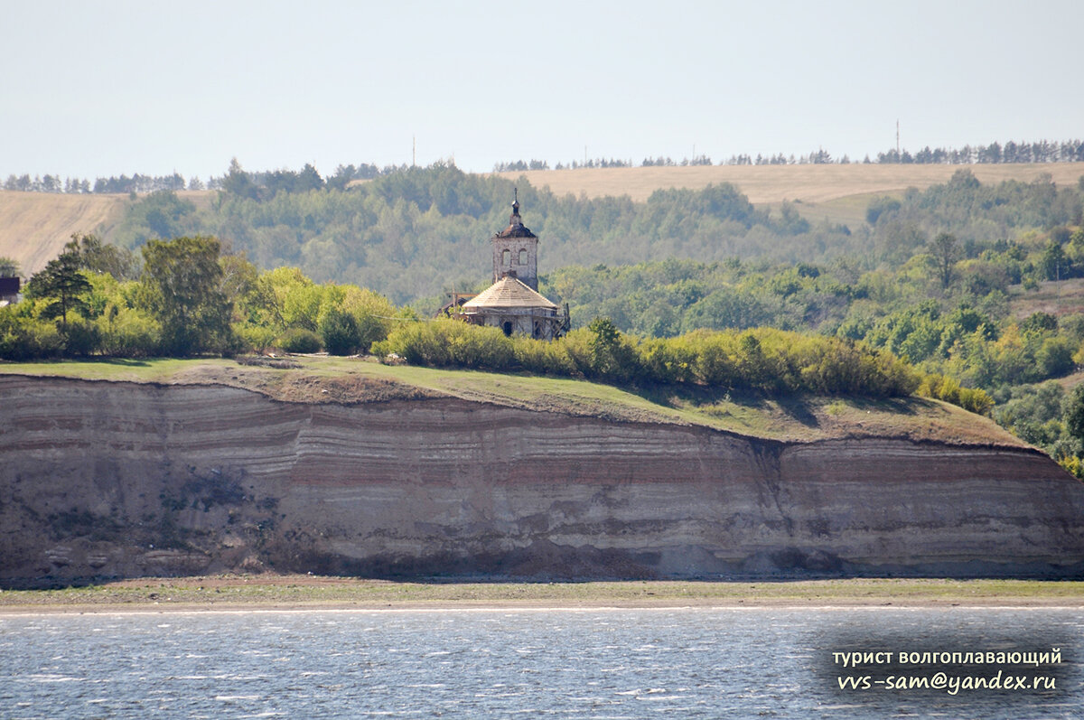 Снимок 2010 года – вокруг церкви установлены леса. Фото 01.09.2010.