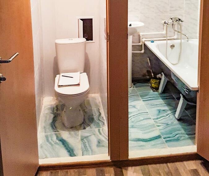 Так выглядели туалет и ванная до начала работ.