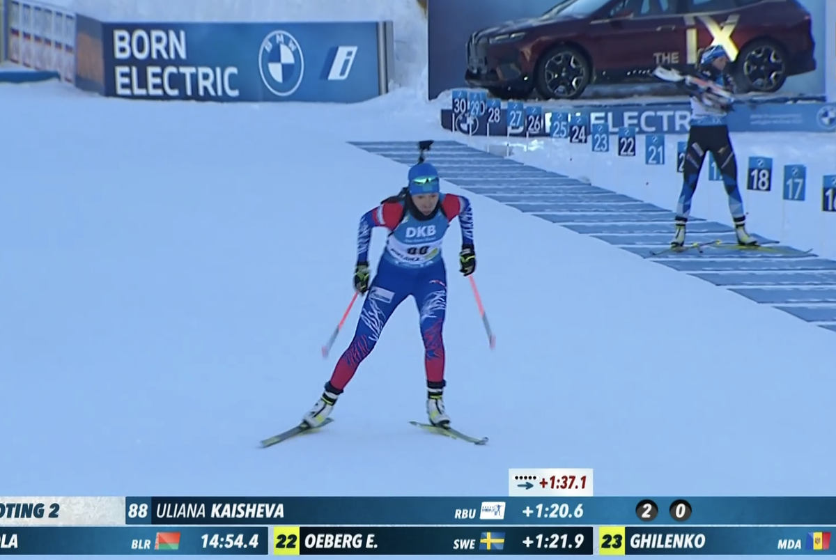 Ульяна Кайшева уходит на финишный круг после последней стрельбы в спринте. 
