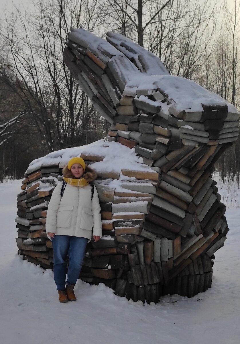 Одна из построек парка, выполнена в эко-стиле, как и все остальные.