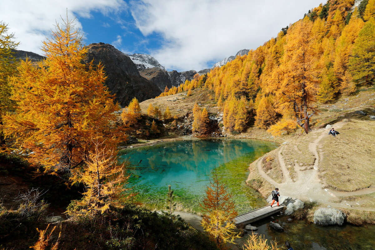 Пейзажи воде швейцарской деревушки Валь д’Эренса, 12 октября 2017. (Фото Denis Balibouse):
