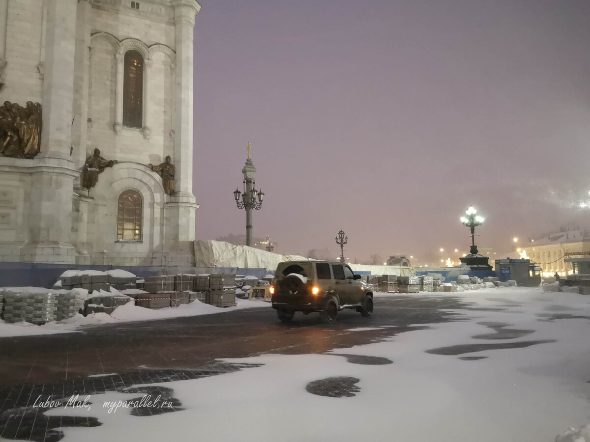 Кафе il patio видела, кусочек справа на фото зафиксировала, была метель и мелькнула мысль там укрыться...Кто же знал. что придется пост писать о нестандартных услугах храма?? Зато теперь знаю, что автомобиль на территории храма выехал с платной парковки, за полгода 94 тысячи проясят