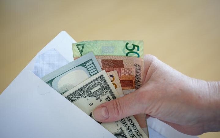 Получающих зарплату «в конвертах» планируют привлекать к административной ответственности.

При этом, если человек сообщит контролирующим органам о том, что его работодатель платит зарплату в конвертах, он будет освобожден от наказания.

