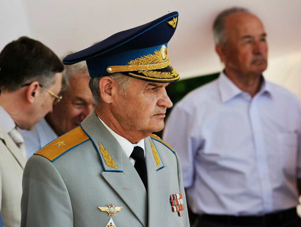 Старое поколение небожителей - летчиков ВВС Советского Союза. Последний начальник Краснознаменного ордена Ленина Борисоглебского дважды расформированного ВВАУЛ имени В.П.Чкалова генерал-майор Морозов Анатолий Иванович!