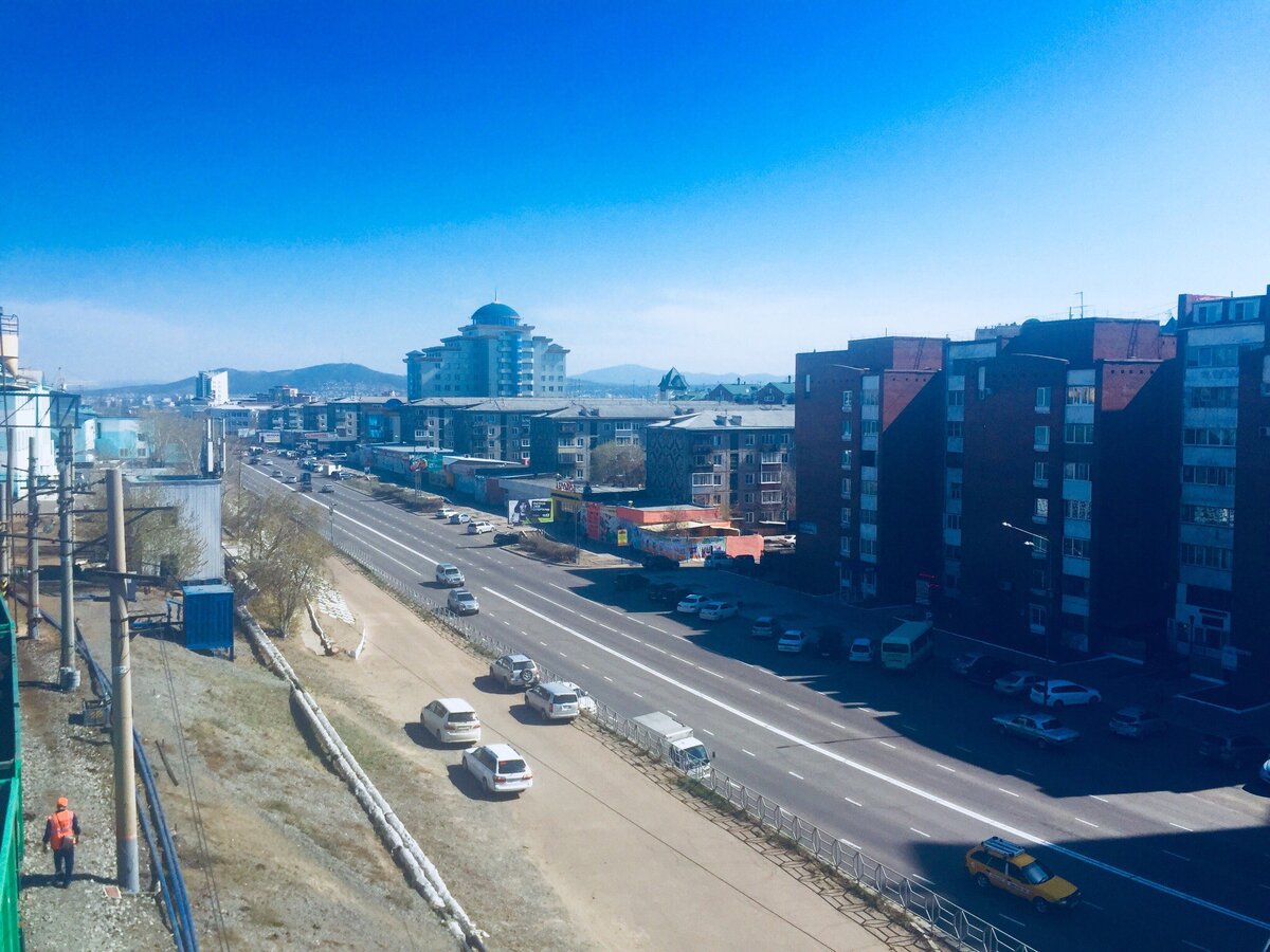 Улан-Удэ. Несмотря на невероятную бедность населения, город растет, расширяется. Строятся новые высотки, что странно для меня, ведь их попросту некому покупать!