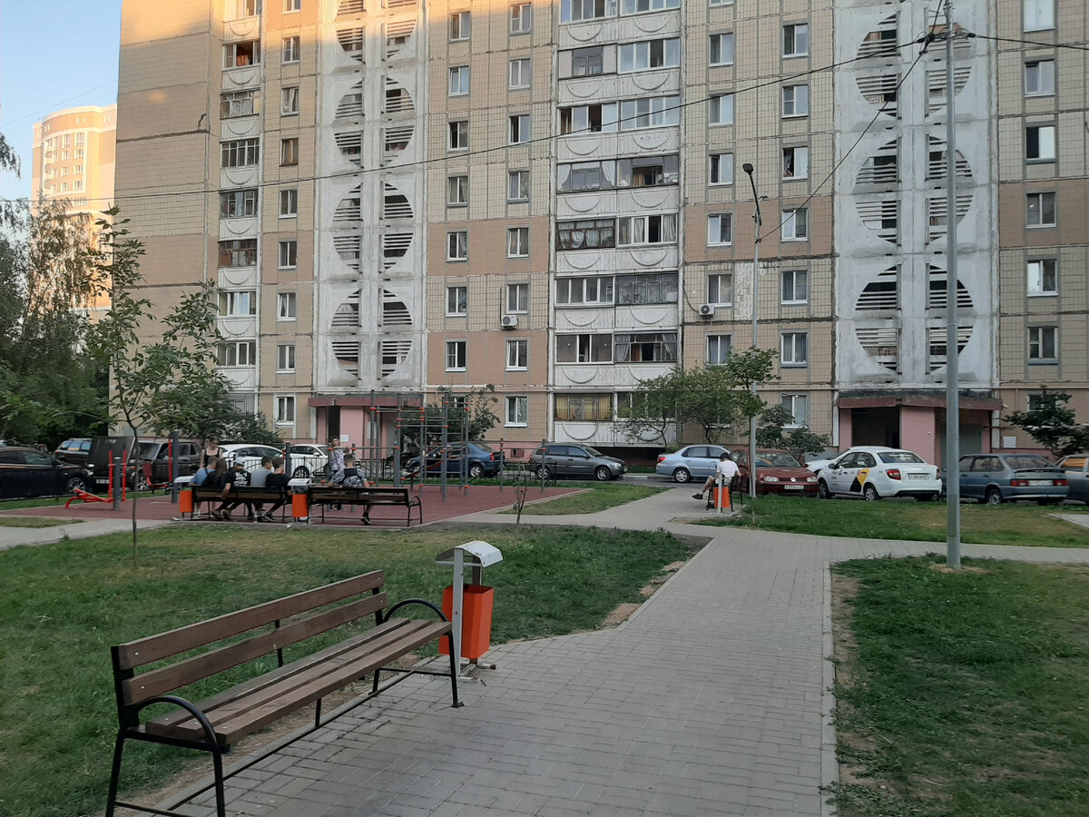 Спортивная площадка. Фото сделано издалека, чтобы в кадр не попадали лица.