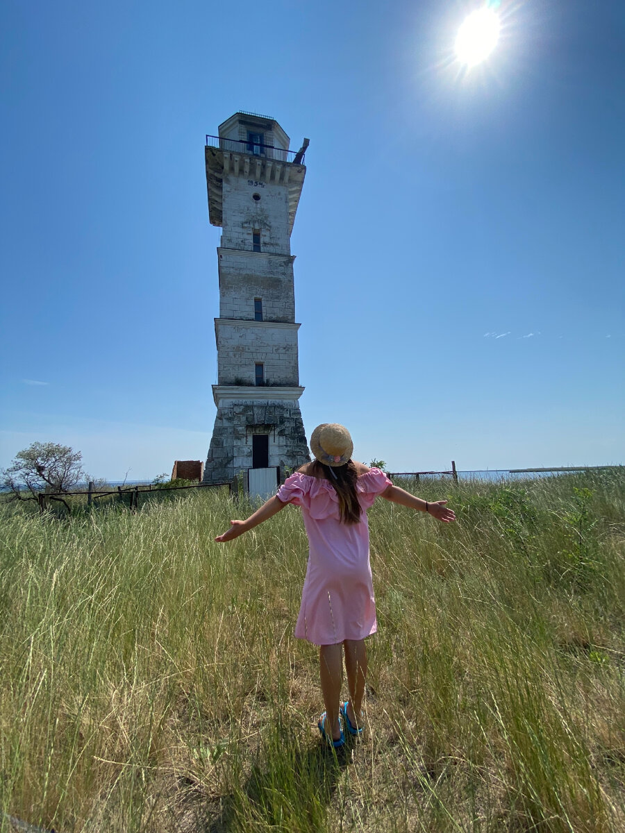 Нелегкий поход к заброшенному маяку на косе Чушка. Но он стоит того, чтобы  его увидеть! | СЕМЬЯ НА ЧЕМОДАНАХ | Дзен