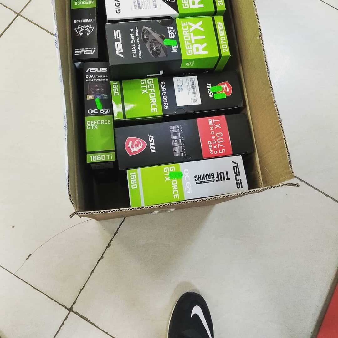 Моё фото с приёмки видеокарт. Я не майнер, это приёмка товара. А то сейчас понабегут