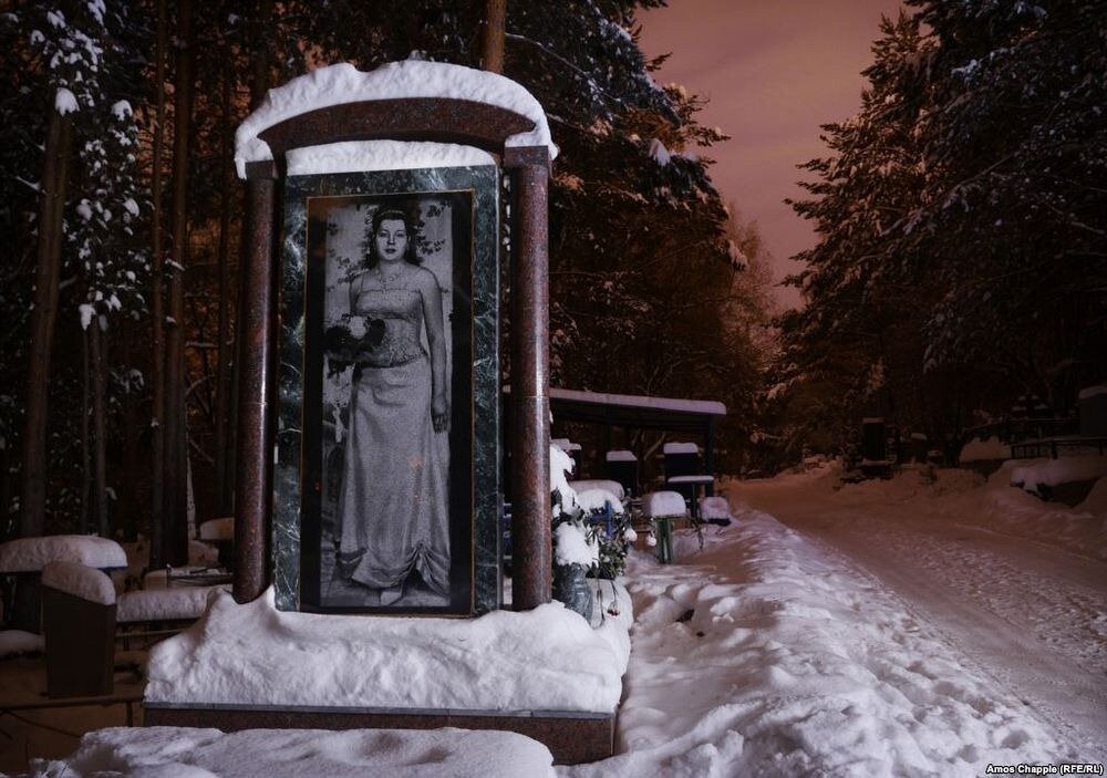 Фото на памятник екатеринбург. Широкореченское кладбище Екатеринбург бандиты. Широкореченское кладбище Екатеринбург памятник девушке. Бандитское кладбище Екатеринбург. Широкореченское кладбище в Екатеринбурге памятники.