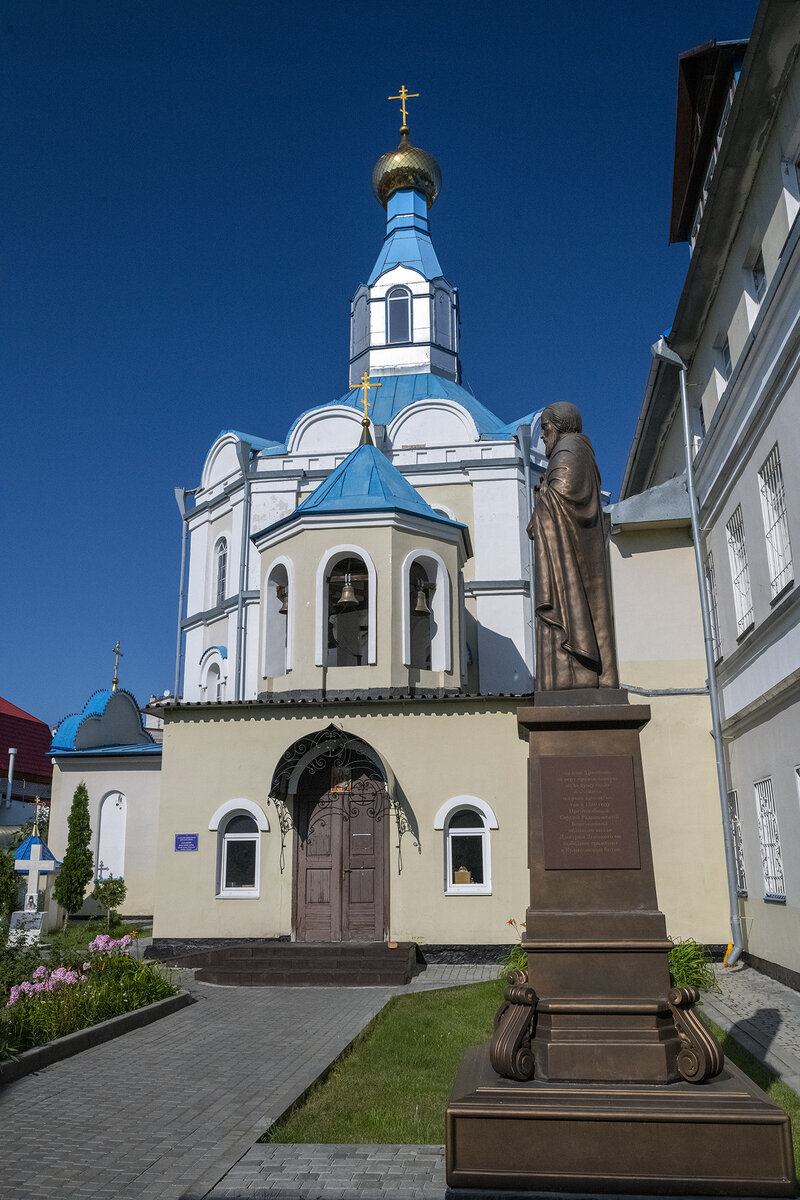Вход во храм со скульптурой Прп. Сергия Радонежского