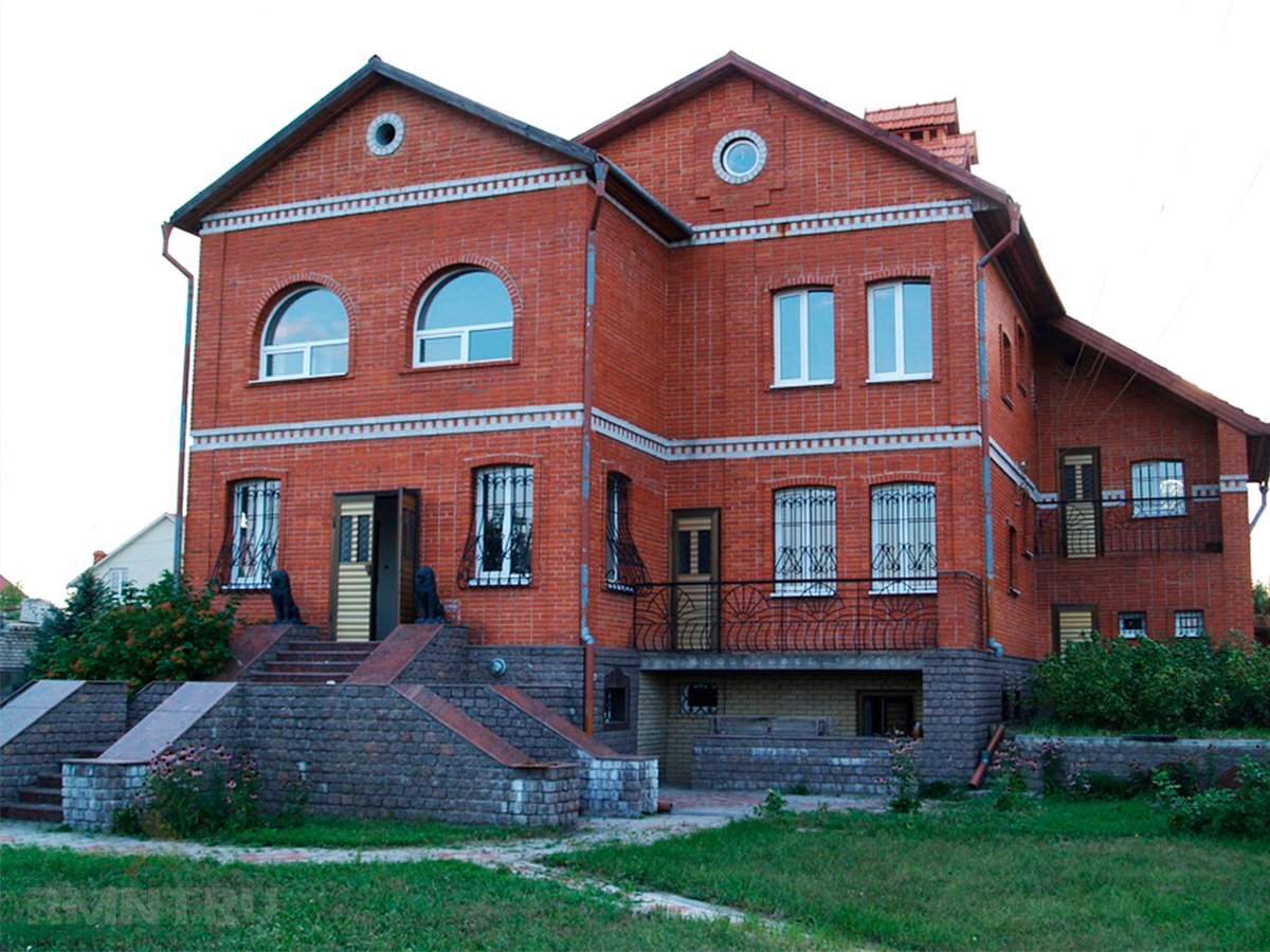 Фото с просторов интернета для примера. Это просто большой, у того еще и башенки