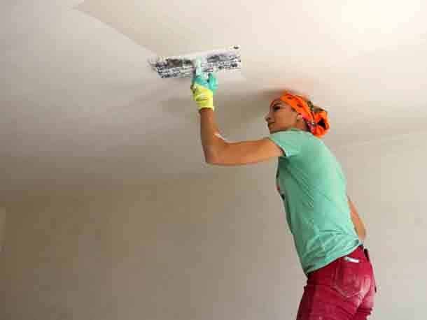Как выровнять потолок: способы и особенности работы
