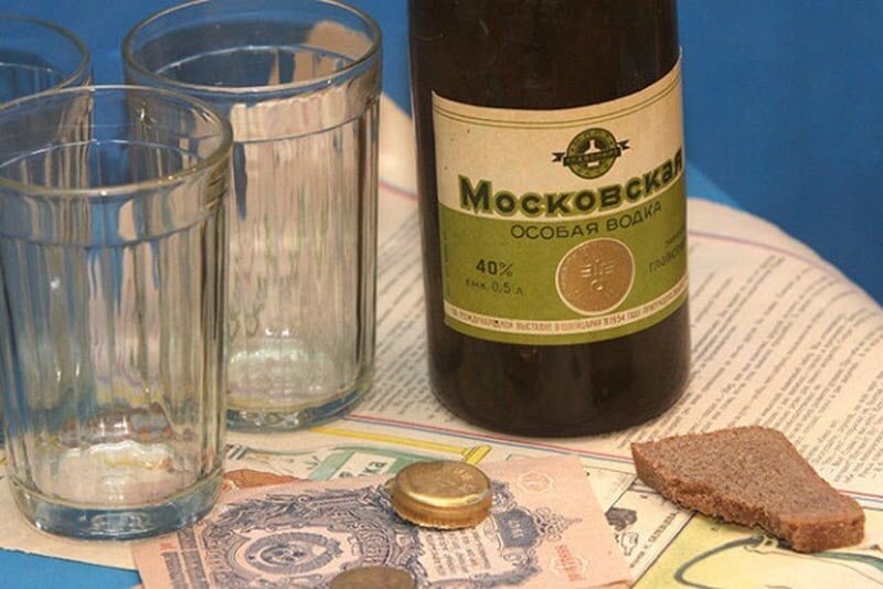 🥂 С какими алкогольными напитками у вас ассоциируется Советский Союз? Готовы держать пари — в первую очередь с легендарным советским шампанским и водкой (с граненым стаканом в придачу).