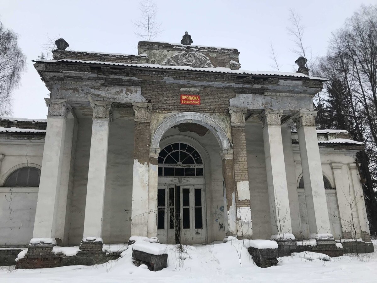 Это самое первое здание, которое располагается на территории бывшей ВДНХ Кострома (фото автора).  И в него  можно беспрепятственно войти