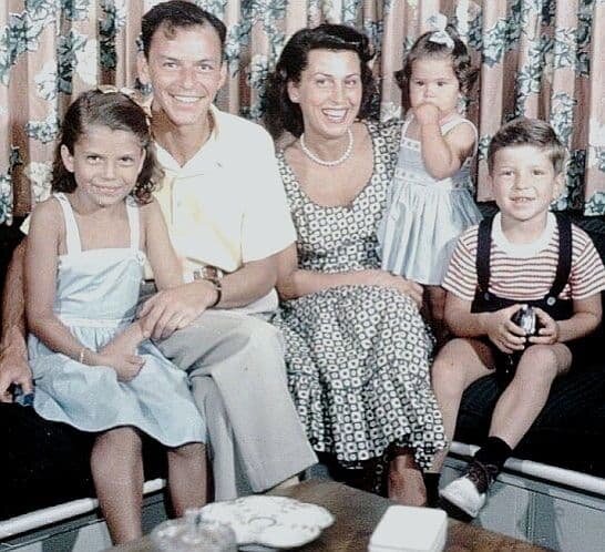 Френк Синатра с первой женой и детьми