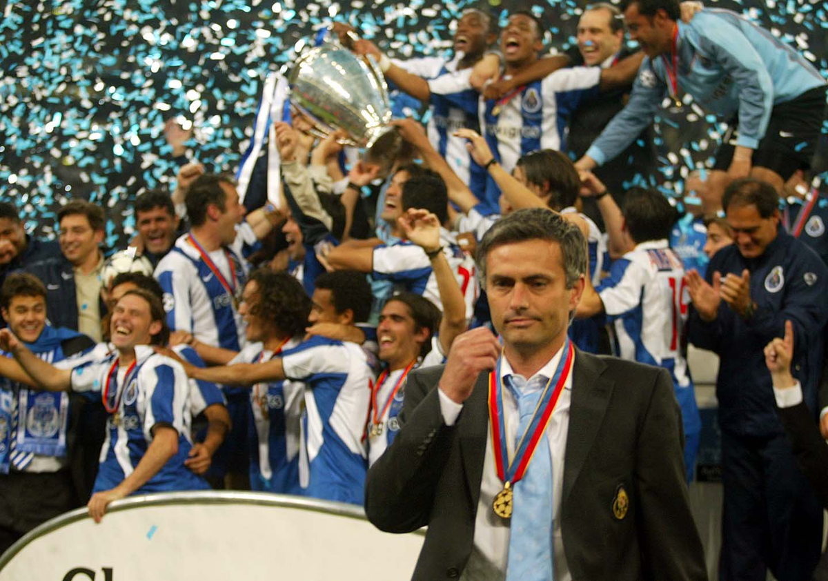Уефа 2003. Жозе Моуринью 2004. Жозе Моуринью Кубок УЕФА 2003. Моуриньо Жозе 2004 Porto. Жозе Моуринью порту.