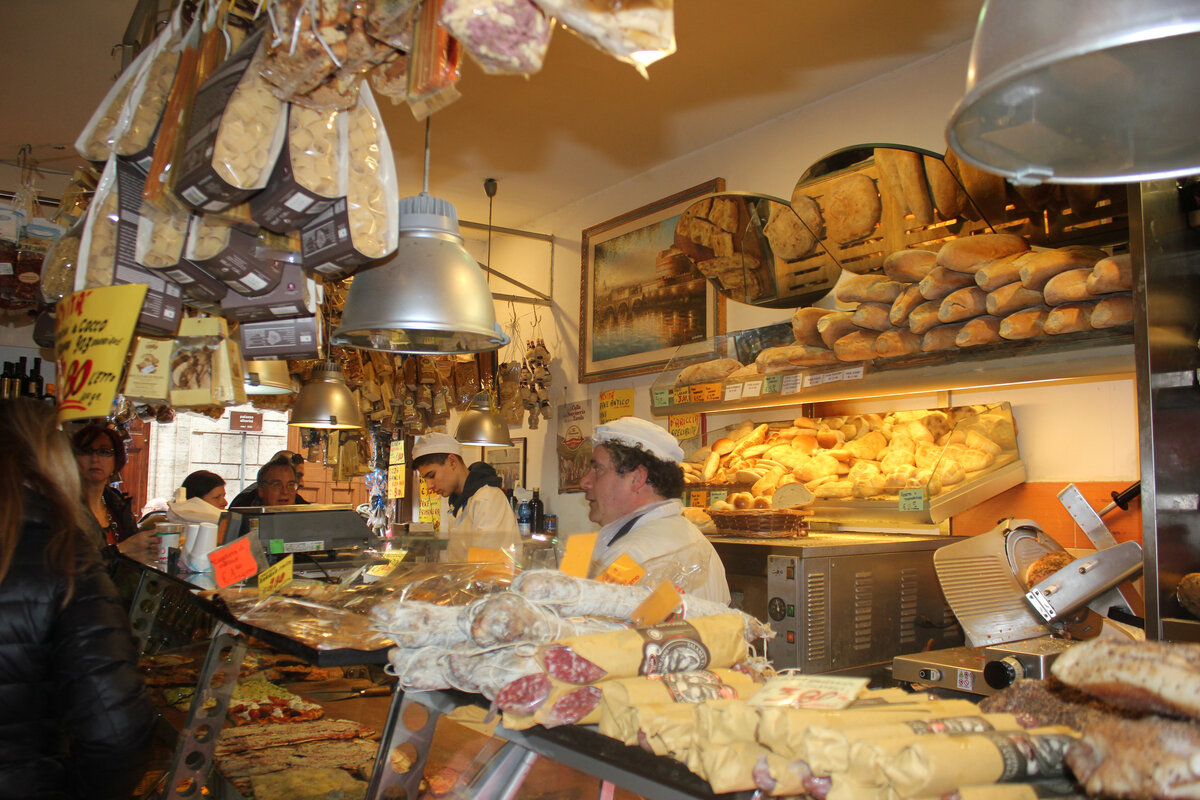 Если магазины в Европе открыты, то они однозначно стоят посещения. Самые мои любимые - такие лавки с деликатесами, как это в Риме. Фото автора