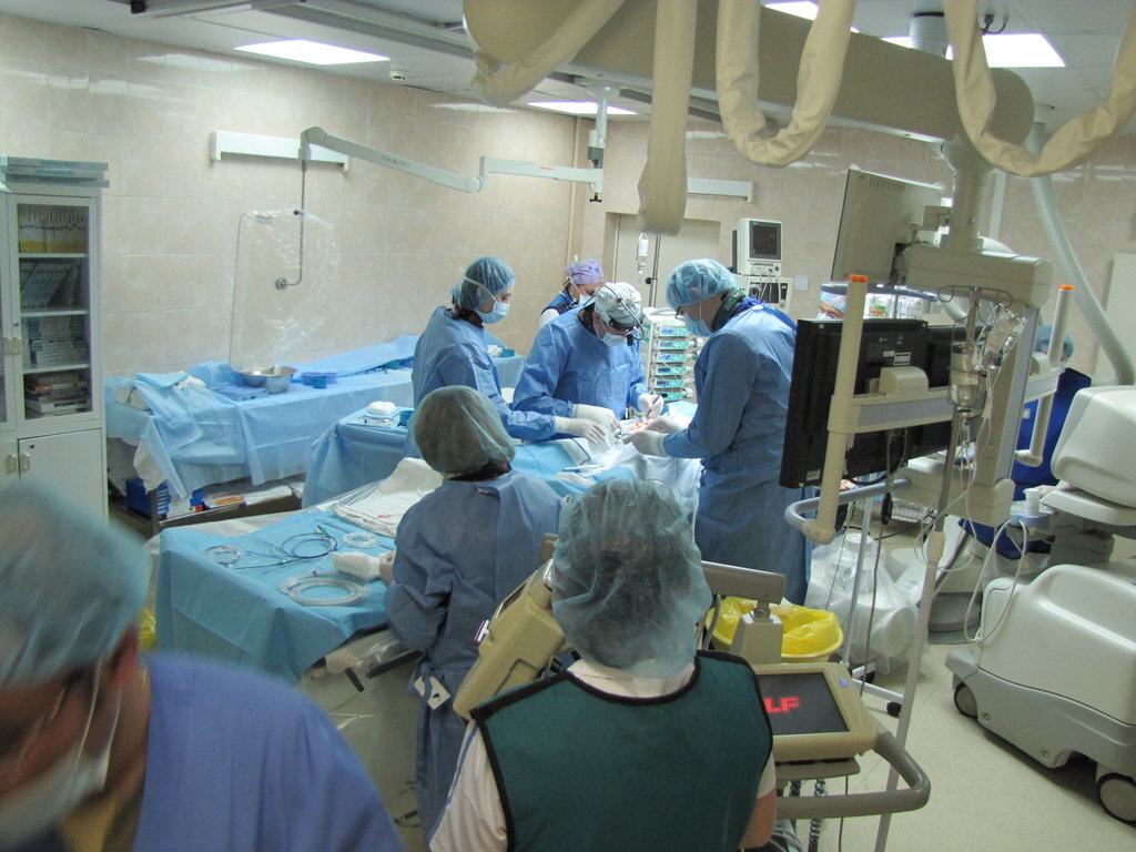 Так, без вскрытия грудной клетки, проходят сегодня в московском НПЦ интервенционной кардиоангиологии операции на сердце