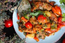 ПОШАГОВОЕ ПРИГОТОВЛЕНИЕ

ШАГ 1:
Для приготовления свинины в казане на костре лучше всего использовать шейную часть свинины. Она более нежная и мягкая, блюдо получается сочным и очень вкусным. Подготовить овощи и зелень. Нам потребуются перец болгарский, лук, морковка и помидоры, добавим обязательно чеснок и лавровый лист для аромата, а так же свежую зелень.
ШАГ 2:
Кусок мяса промыть под проточной водой и обсушить бумажными полотенцами. Лук, морковку и чеснок почистить (несколько долек чеснока можно оставить в кожуре). У перца срезать плодоножку и удалить все семена, с помидоров убрать хвостики. Ополоснуть овощи в чистой воде.
ШАГ 3:
Чтобы сохранить вкус всех овощей, рекомендую нашинковать их не очень мелко. Морковку нарезать кружочками и каждый кружочек ещё пополам. Лук и болгарский перец нарубить крупными кубиками. Помидоры можно нарезать так же, как и перец с луком, либо дольками, как на фото.
ШАГ 4:
Мясо разделать на кусочки средней величины, примерно с детский кулачок или со спичечную коробку.
ШАГ 5:
Основная подготовка окончена, теперь можно разжигать костёр. Овощи лучше приготовить заранее, так как процесс закладки в казан будет происходить поочерёдно очень быстро.
ШАГ 6:
Поставить на костёр казан и дождаться момента, когда он станет горячим.
ШАГ 7:
Налить растительное масло и дать ему раскалиться. С помощью шумовки обдать края казана горячим маслом(осторожно, не обожгитесь!)
ШАГ 8:
Закинуть в казан кусочки мяса, непрерывно помешивая, обжаривать свинину на сильном костре до зарумянивания (а это примерно десять- пятнадцать минут). Залить мясо стаканом воды, костёр сделать умеренным и тушить свинину около 20-30 минут под закрытой крышкой. Периодически открывайте крышку, чтоб проверить есть ли жидкость в казане, если нет, то нужно доливать небольшое количество воды, чтоб мясо не пригорело.
ШАГ 9:
По истечении 30 минут крышку казана открыть. Подбросить в костёр дрова, чтоб увеличить огонь. Дождаться момента, когда выкипит оставшаяся жидкость и посолить мясо по вкусу. Отправить в казан морковку, чеснок и лук, всё перемешивая жарить около 5 минут, до появления запаха жареного лука.
ШАГ 10:
Далее идёт очередь болгарского перца и лаврового листа. Отправить их в казан, всё перемешать. Готовить около одной- двух минут.
ШАГ 11:
Добавить к мясу помидоры. Если вы используете несезонные овощи, то можно добавить щепотку сахара в казан. Если же у вас томаты с грядки, то сахар можно исключить.
ШАГ 12:
Хорошо перемешать мясо с овощами, на данном этапе можно добавить любимые специи и приправы. Огонь снова сделать минимальным, накрыть казан крышкой и тушить около 15 минут. Периодически открывайте крышку, чтоб проверить, достаточно ли жидкости от помидоров и не пригорает ли блюдо. Если жидкости мало, то добавьте половину стакана воды.
ШАГ 13:
Готовое блюдо посыпать душистым перцем или молотым перцем Чили и добавить мелко нарезанную зелень.