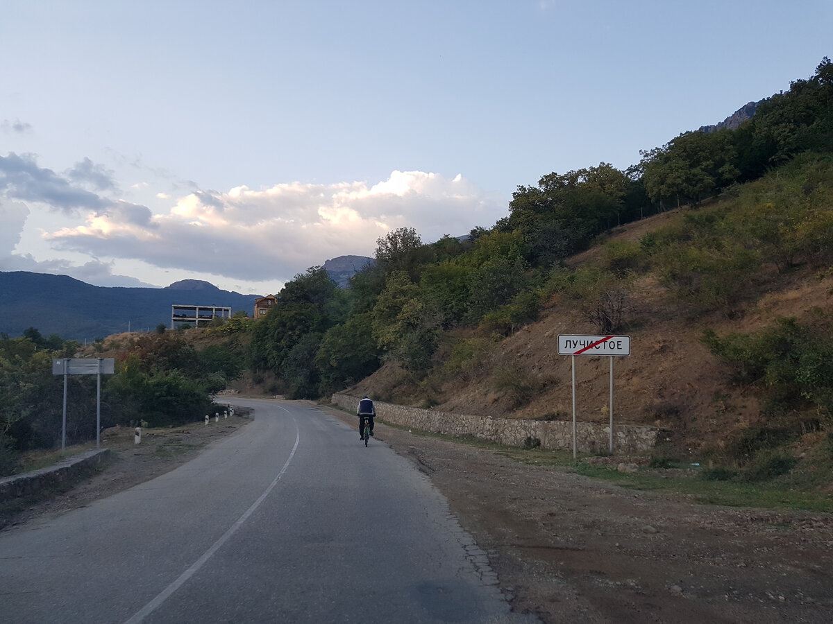 Село в горах с шикарным видом на море и Алушту. Места из известного фильма  притягивают как магнитом. Дом по цене квартиры. | Добрый Крым. | Дзен