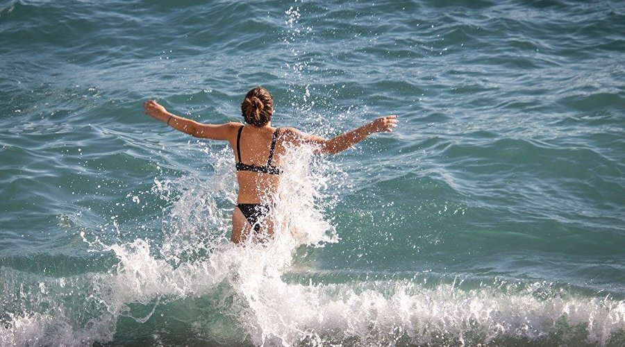 Девушка купается в море / Фото: Андрей Бурдейный