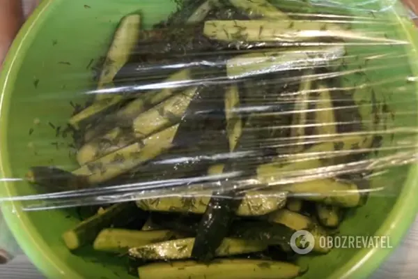 Накрываем миску с огурцами пищевой пленкой