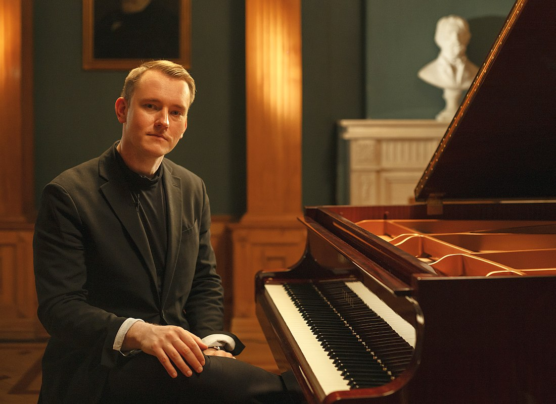 Евгений Лебедев