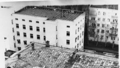 В КТПБ содержались две категории заключенных: “душевнобольные, совершившие государственные преступления, содержавшиеся под стражей и направленные на принудительное лечение в соединении с изоляцией по определению суда или по постановлению Особого совещания при НКВД СССР” и “душевнобольные заключенные, осужденные за совершение государственных преступлений, душевное заболевание которых началось в тюрьме в период отбывания срока наказания по приговору суда или постановлению Особого совещания при НКВД СССР”.

В 40-е годы лимит больных для ТПБ составлял 500 человек. В 1948 году была издана инструкция "О порядке применения принудительного лечения…". После чего контингент Казанки стал резко увеличиваться. Ее расширили до 600 мест. В 1951 г. были открыты еще две ТПБ. Ленинградская (на 1000 мест) и Чистопольская (в Татарии, как филиал Казанки, на 250 мест).

К середине 50-х была сформирована и юридическая база для репрессивной психиатрии.

В июле 1954 года была принята И нструкция о порядке применения принудительного лечения и других мер медицинского характера в отношении психически больных, совершивших преступление. “Прогрессивная” новизна инструкции образца 1954 года заключалась в том, что принудительное лечение отныне не сопровождалось мерами по изоляции душевнобольных и что определение о назначении принудительного лечения выносилось в судебное заседание с участием прокурора и адвоката (на самом же деле ничего этого не было). Во всем остальном инструкция повторила свою предшественницу от 1948 года, а некоторые ее позиции были даже ужесточены.

Так, впервые дается расшифровка понятия “особо опасные преступления”. К ним были отнесены контрреволюционные преступления, бандитизм, разбойное нападение: убийство, нанесение тяжких телесных повреждений и изнасилование. Таким образом, власти совершенно преднамеренно отнесли политические выступления против существующего государственного строя к ряду тяжких уголовных деяний.

В результате в 60-е годы были созданы новые тюремные психиатрические больницы: 1961 год — СЫЧЕВСКАЯ (Смоленская область); 1964 год - БЛАГОВЕЩЕНСКАЯ (Амурская область); 1965 год - ЧЕРНЯХОВСКАЯ (Калининградская область) и КОСТРОМСКАЯ.

Если в 1956 году отмечен самый низкий уровень заполнения Казанской и Ленинградской ТПБ (соответственно 324 и 384 узника), то в 1970 году в Казанской больнице находилось 752 человека, в Ленинградской — 853, а в целом в спецбольницах МВД СССР — 3350 заключенных.

Увеличился поток арестованных за антисоветскую деятельность на СПЭ в ЦНИИСП. Если во время первого пика поступления на экспертизу политических в 1961 году число вменяемых по обвинению по 70-й статье было незначительно, но все же превалировало над числом признанных невменяемыми (20 к 16), то к третьему пику, уже в 1972 году, из 24 человек вменяемыми были признаны только четверо.Психиатрический Гулаг
Первым особо секретным стационаром советской карательной психиатрии стала Казанская тюремная психиатрическая больница НКВД СССР (в дальнейшем КТПБ). Еще в 1869 г. в Казани была открыта окружная психиатрическая лечебница. Со временем один из ее корпусов был выделен под "судебное отделение". Сюда со всей России свозились заключенные, заболевшие психическими расстройствами.

После революции это отделение было закрыто и присоединено к зданиям общей психбольницы. Однако в 1935 году она снова была возрождена.