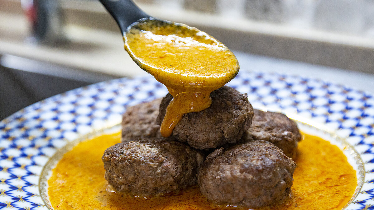 Соус с котлетами