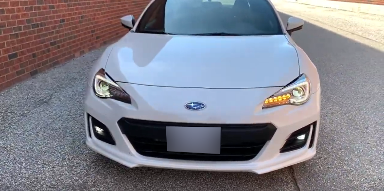 Дизайн передней части кузова у Subaru BRZ 2020 года.