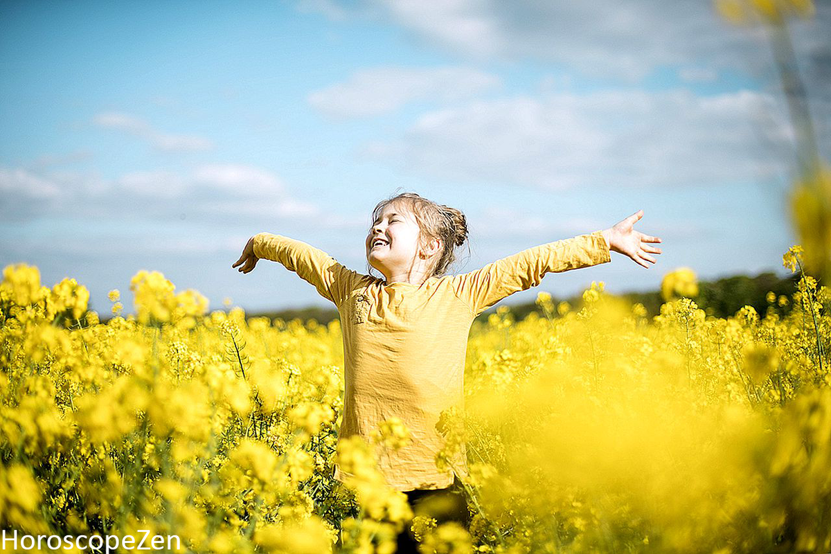 Дети радость солнце. Счастливые дети под солнцем фото. Счастливый чудак. Веселые дети май жёлтая природа. Счастливый