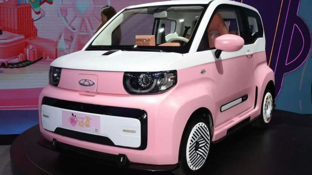 Китайская компания Chery назвала свой новый электромобиль весьма смешно для русского слуха - Ку-ку Мороженое...QQ Ice Cream. В этом электромобильчике всё весело, от внешнего вида до цены.
