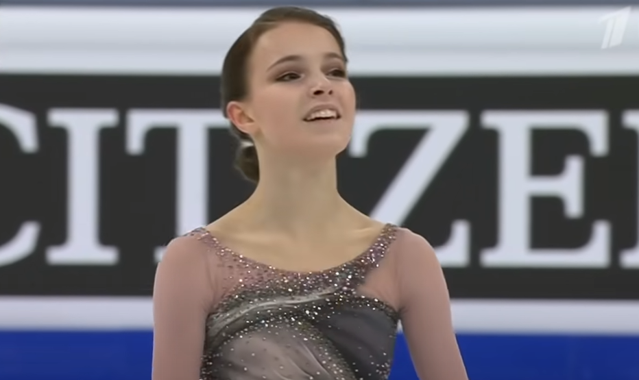 Чемпионка мира по фигурному катанию 2021 Анна Щербакова. Источник фото: YouTube канал Первого канала.