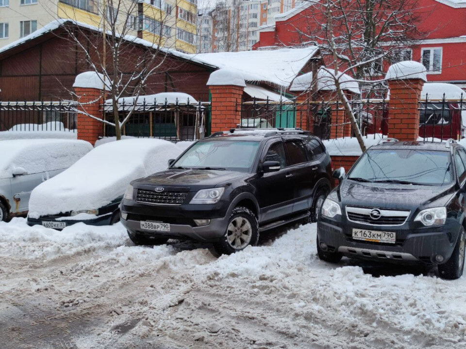 Заезжать пришлось с разгона, интенсивно шлифуя задними колёсами…