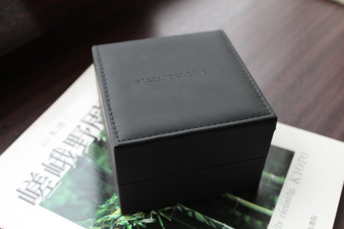 Упакованы часы в мягкую коробку, а также в плёнку